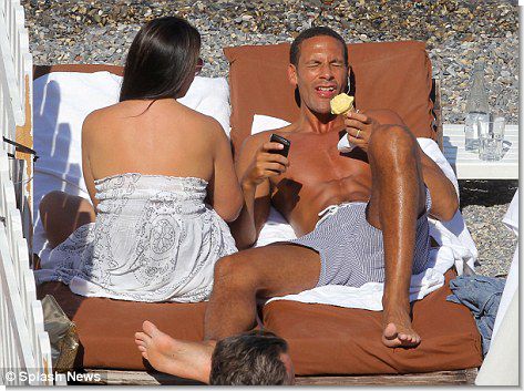 Папараці "застукали" Ріо Фердинанда з дружиною на пляжі у Франції...
