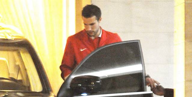 arsenal-van-persie-leaving-london-hotel-where-barcelona-squad-staying-cropped.jpeg