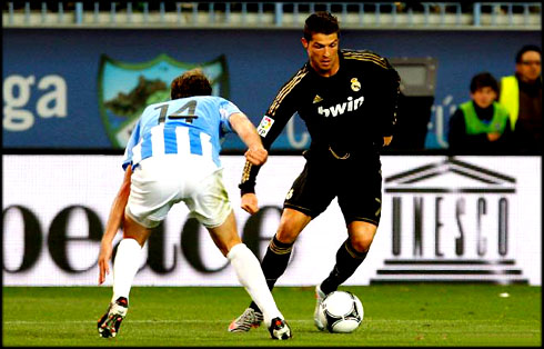 cristiano-ronaldo-423-dribbling-a-defender-with-new-skills-in-malaga-vs-real-madrid-2012.jpg