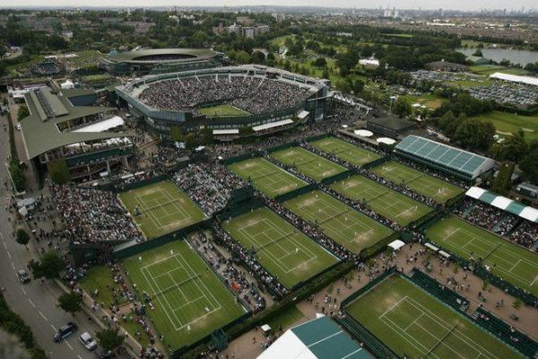 Wimbledon / Уимблдон - это знаменитости тенниса на фоне зелени секретно выращенной травы и белых традиций с клубничным привкусом