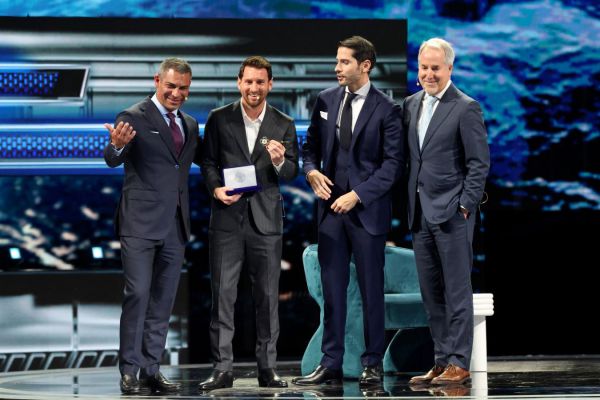 lionelyu-messi-vruchili-klyuch-ot-majami_17624610621267086411.jpg (45.93 Kb)