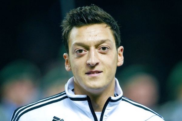 13739068_ozil-2.jpg