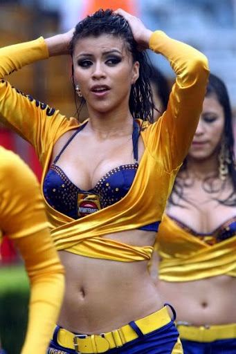 mexican-soccer-cheerleaders05.jpg